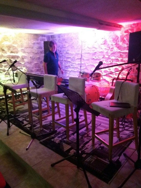 La salle de l’école avant une représentation, chaises et micros.