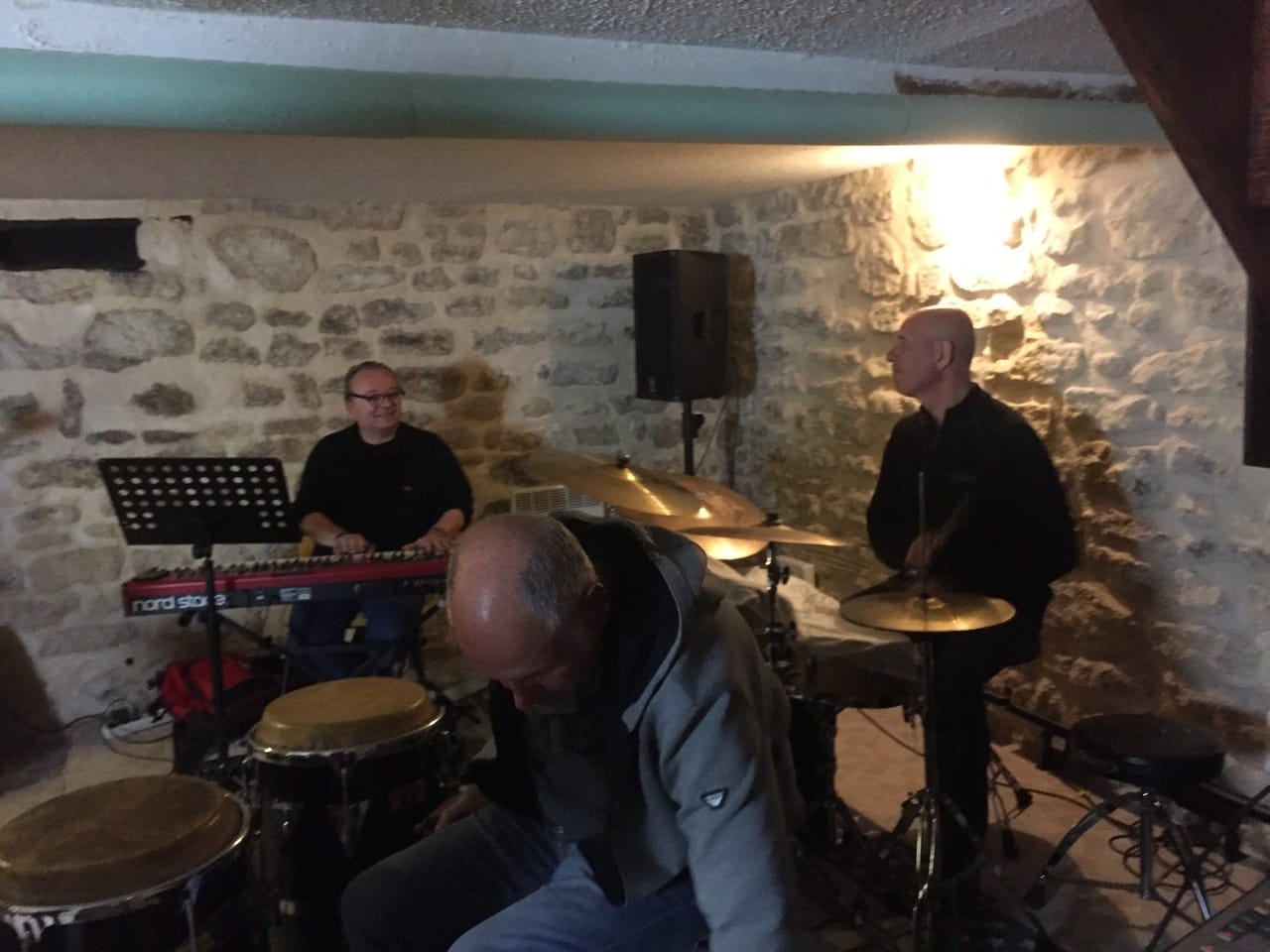 Répétition : percussions et djembé dans la salle en pierre de l’école.
