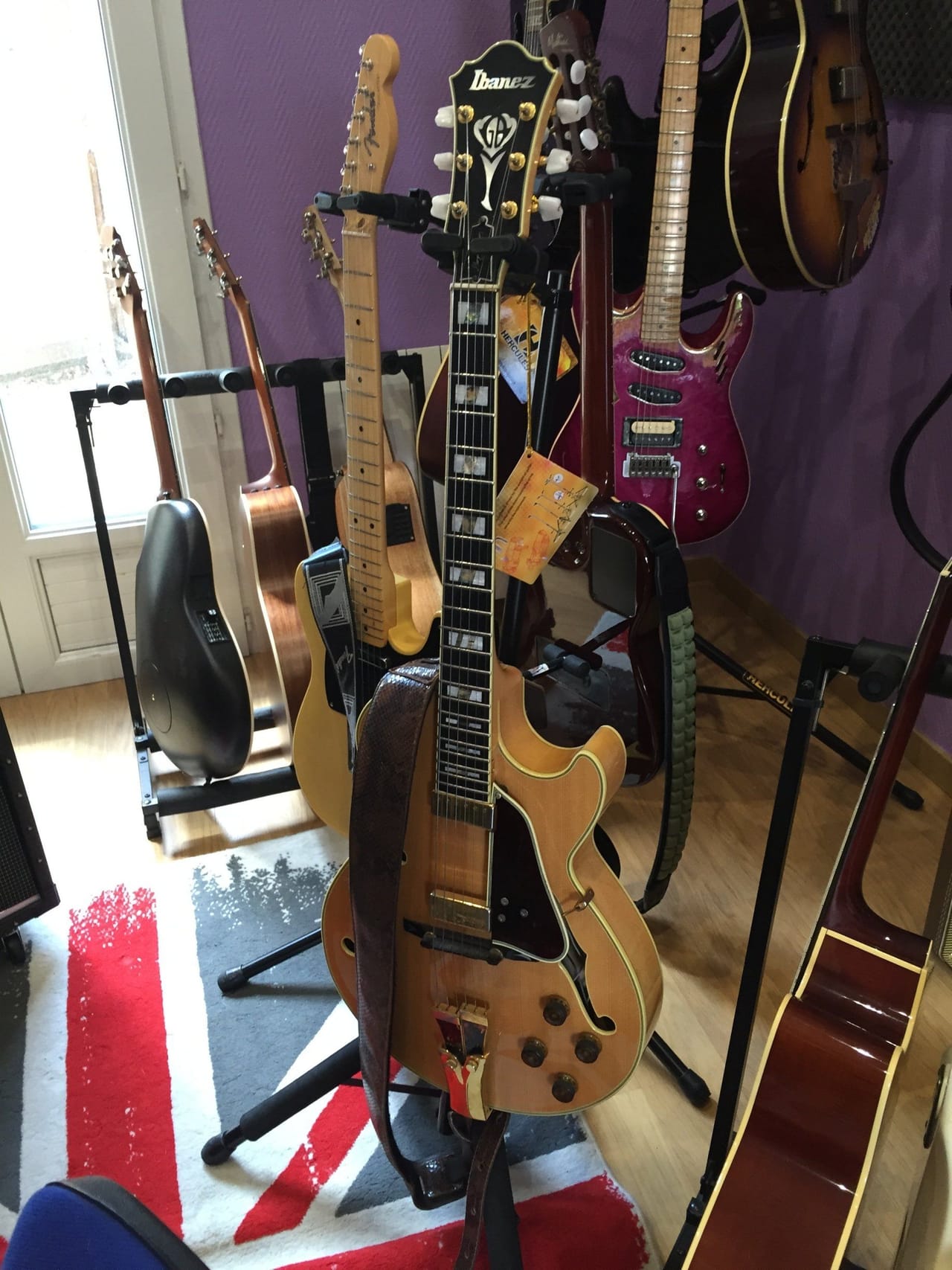 Guitares et clavier dans la salle de l’école.