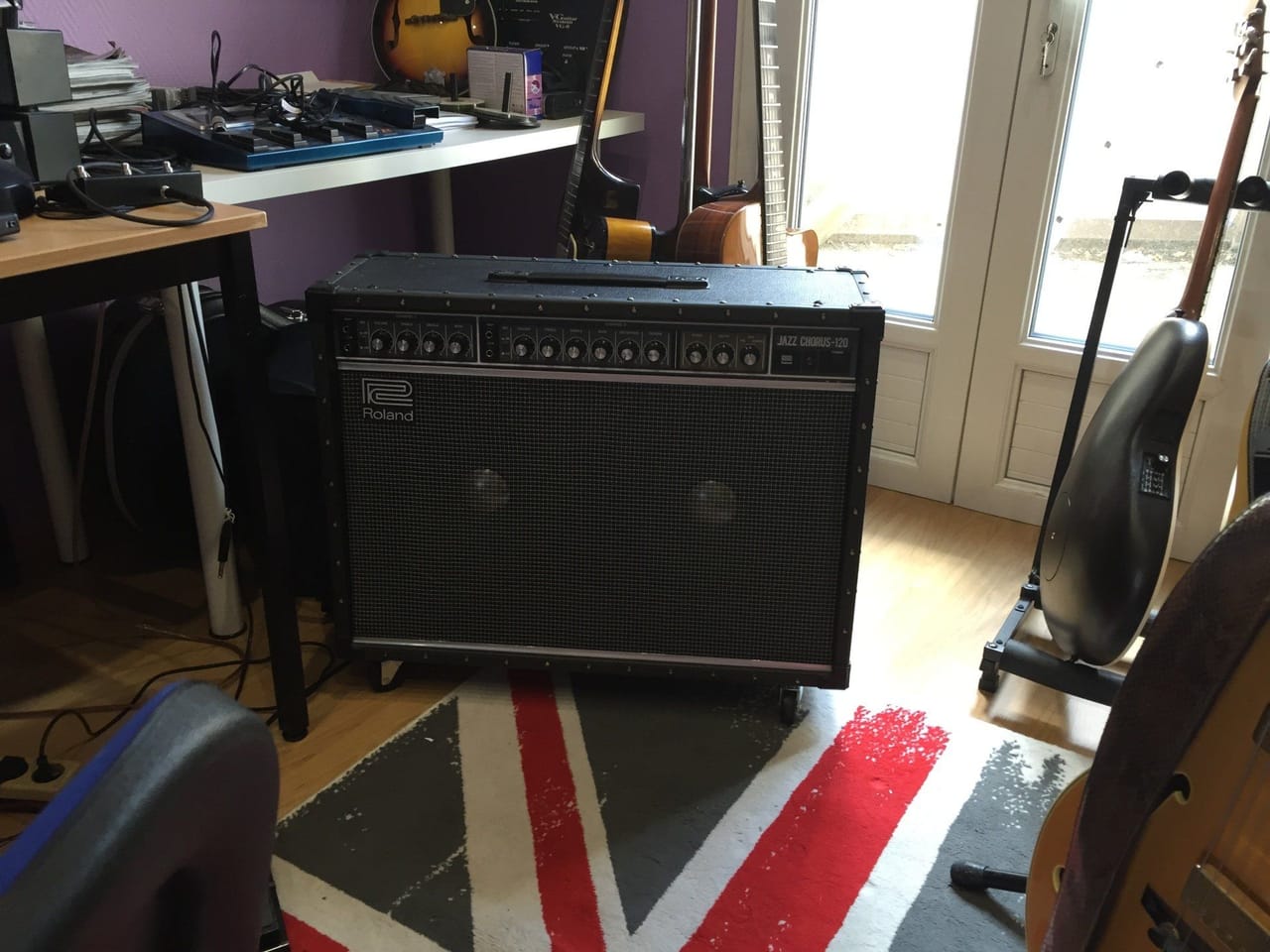 Ampli, clavier et guitares dans la salle de répétition.
