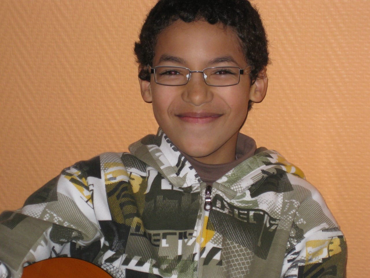 Portrait d’un jeune élève souriant.