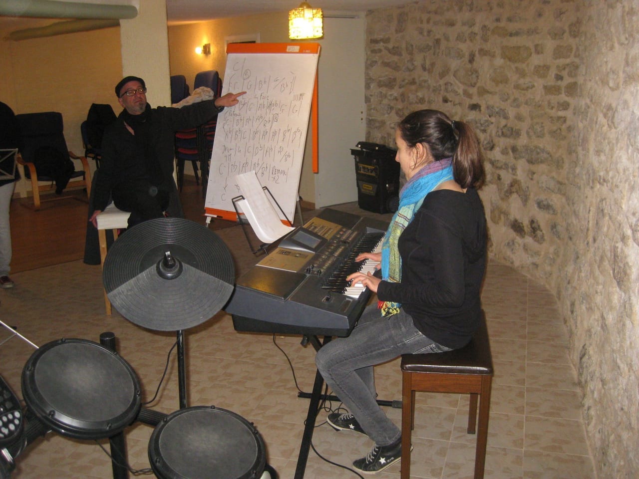 Cours au clavier dans la salle en pierre de l’école.