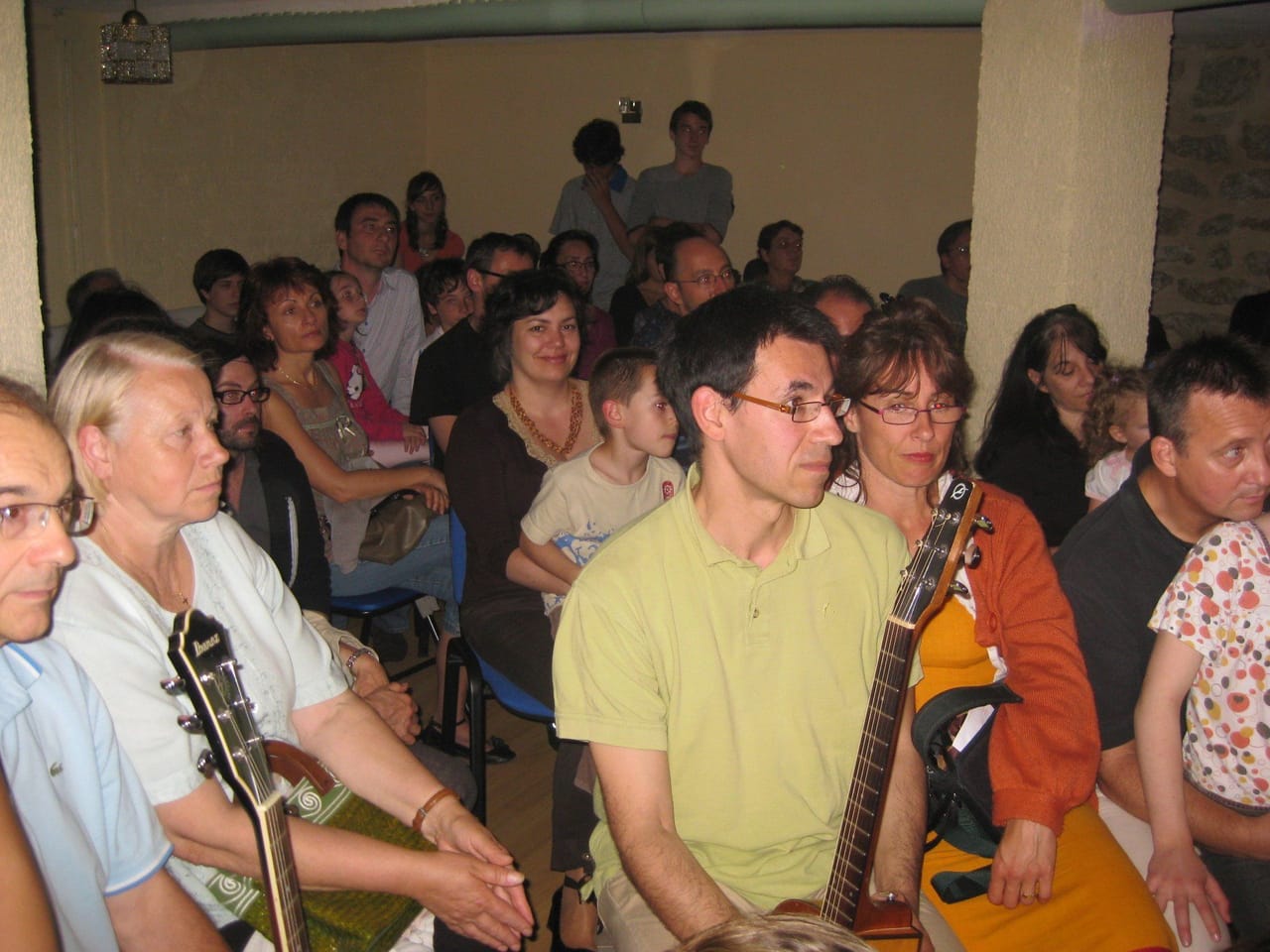 Le public assiste à un concert d’élèves de l’école.