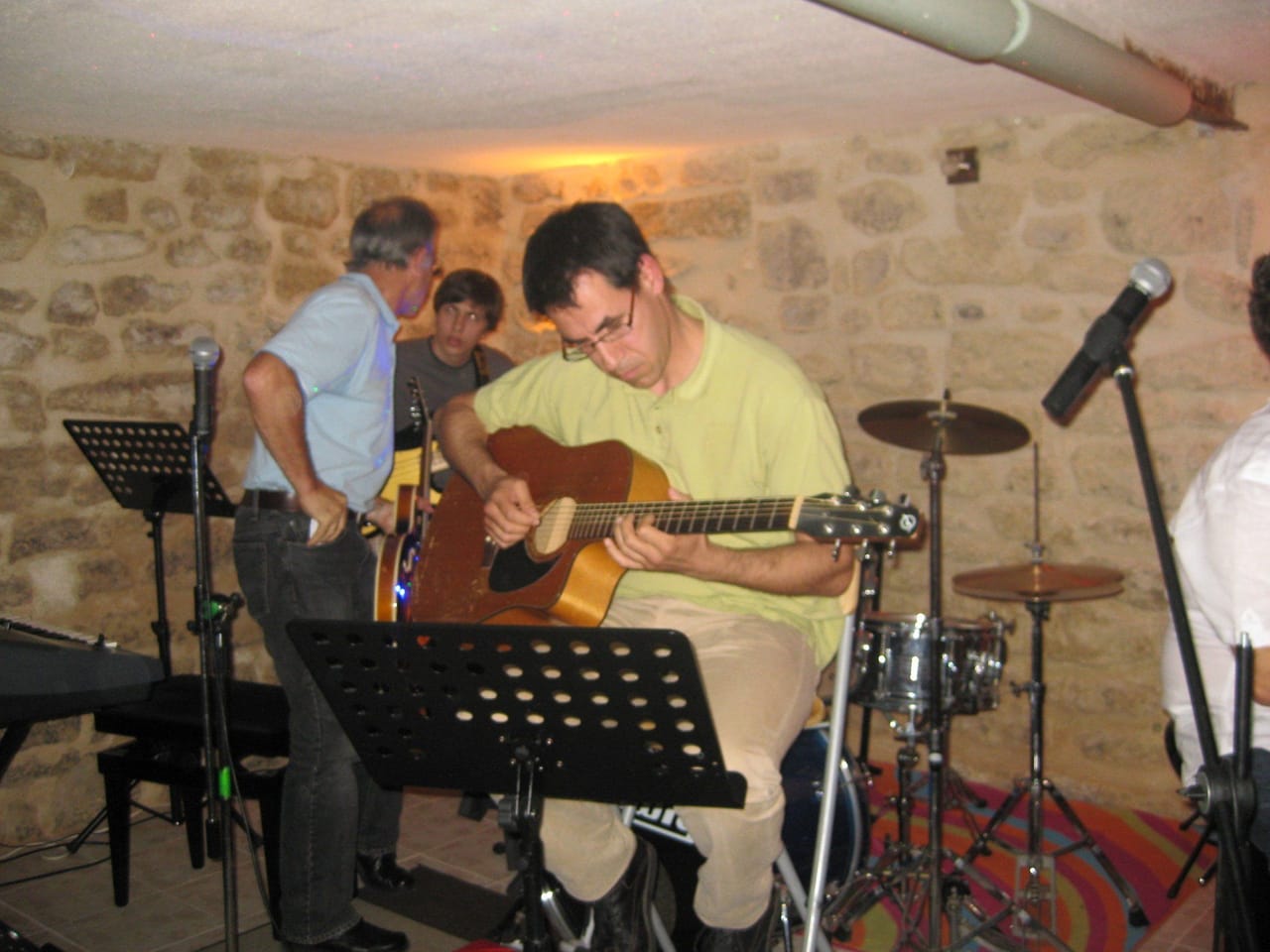 Des musiciens à la guitare sur la scène d’un concert.