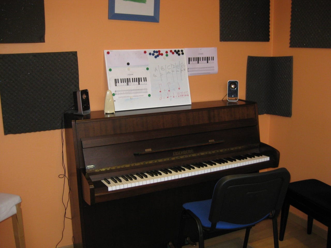 Un piano droit contre le mur de la salle de cours.