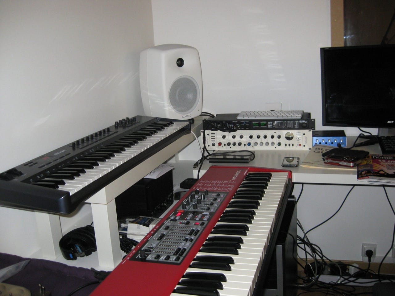 Le studio : claviers, enceinte de monitoring Genelec et préampli.