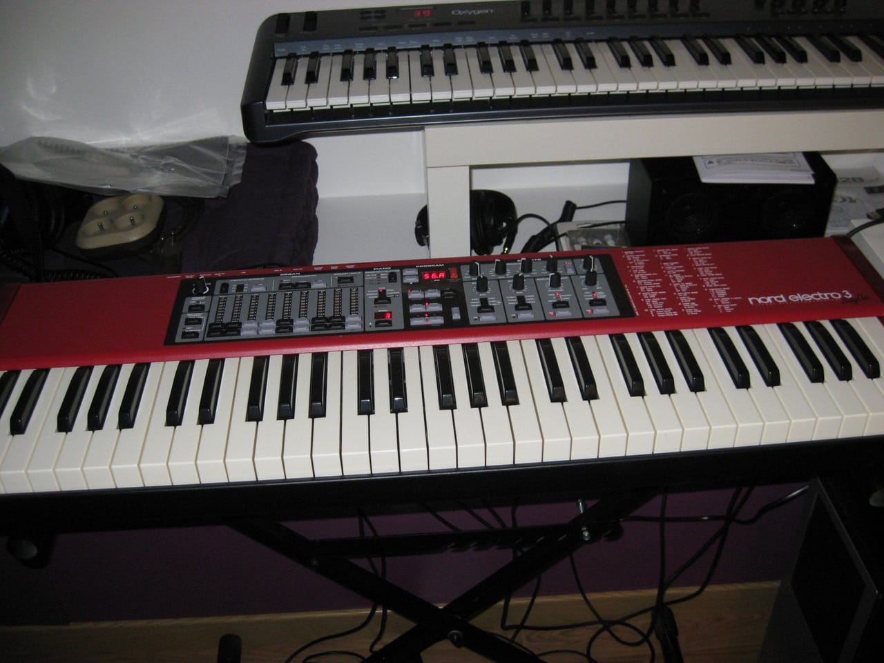 Claviers de scène, dont un piano Nord rouge.