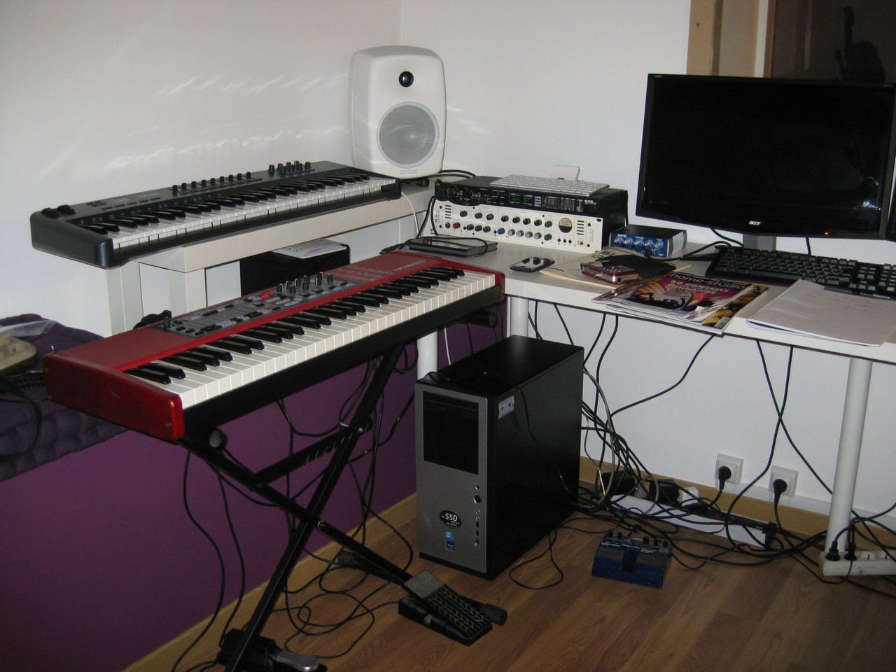 Le studio d’enregistrement : claviers, monitoring et ordinateur.