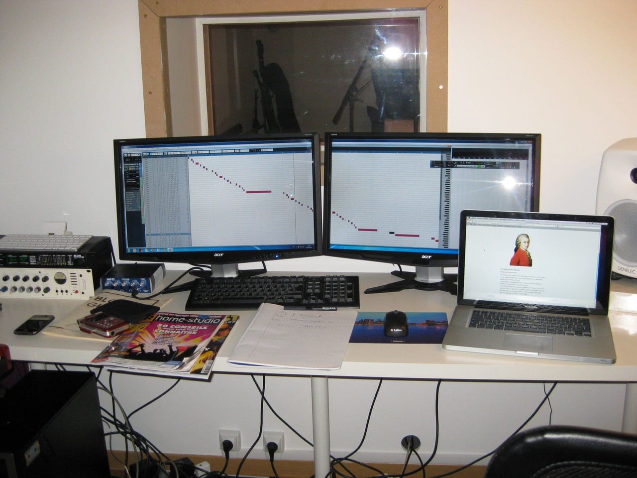 Le poste de travail du studio : double écran et station audionumérique.