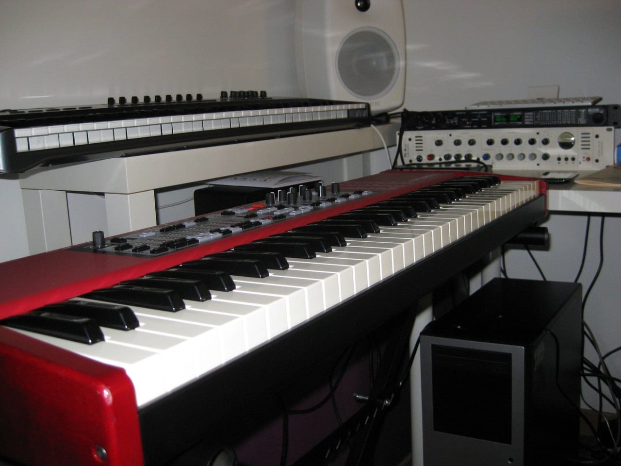 Une rangée de claviers et de pianos numériques.