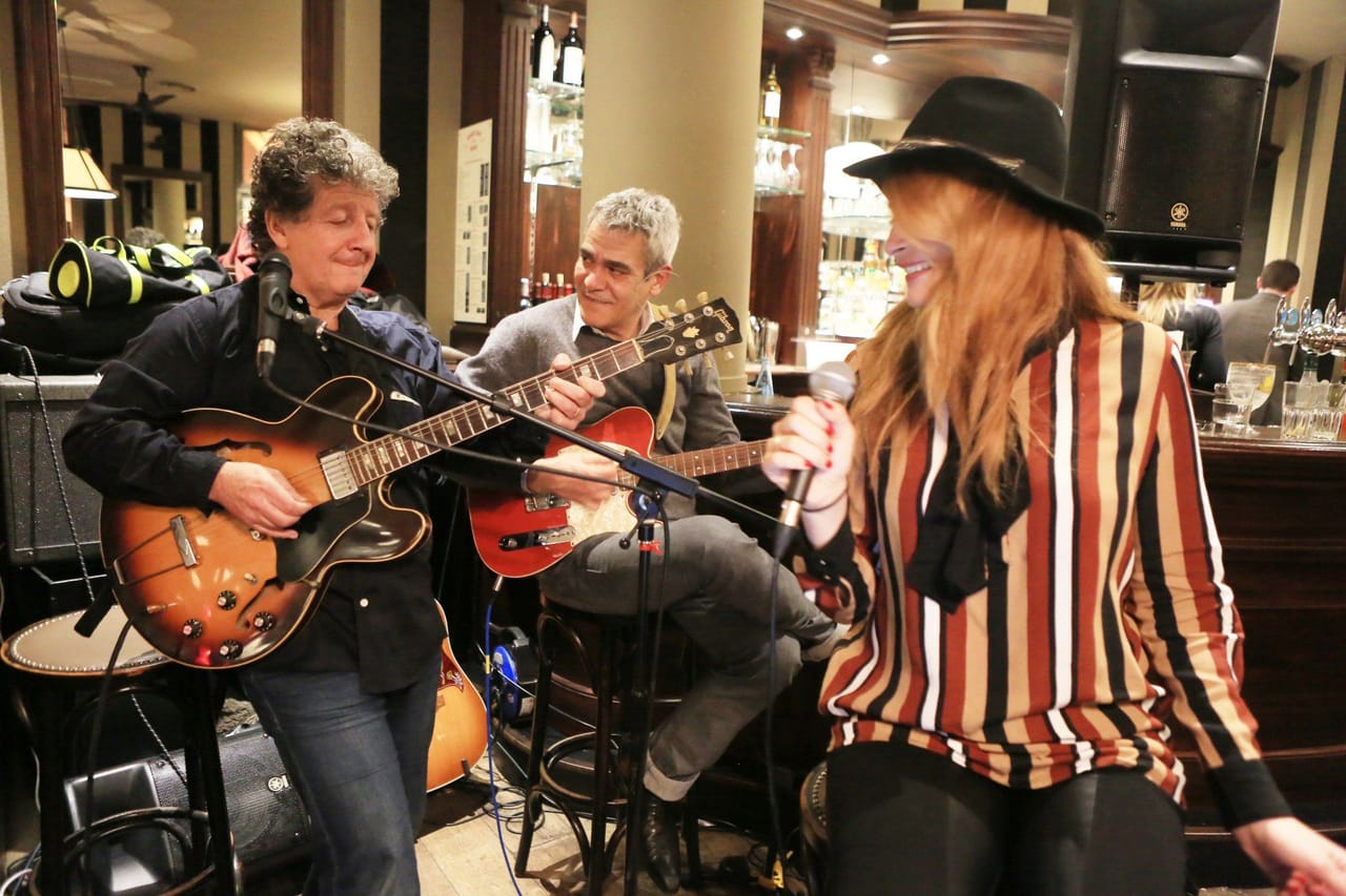 Trio de musiciens (guitares et chant) lors d’une soirée au Grand Café.