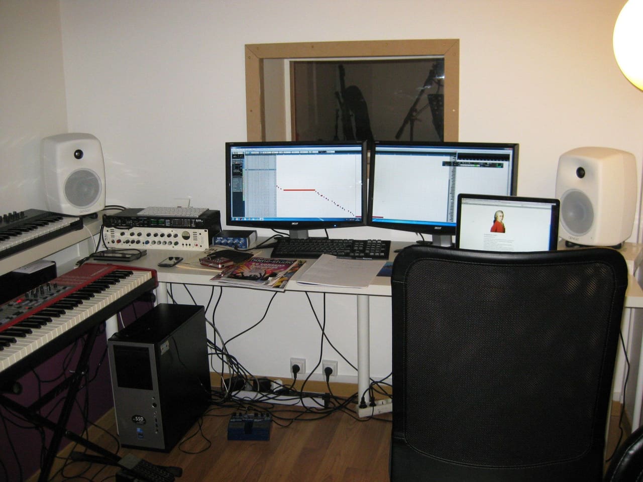 Le studio d’enregistrement de l’École Art et Musique : claviers, monitoring Genelec, préampli et cabine de prise.